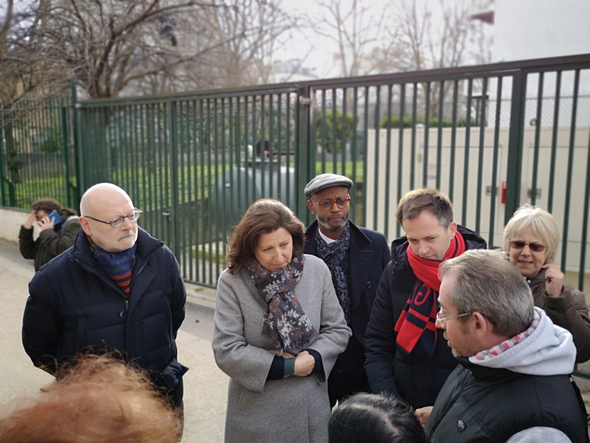 pybournazel's tweet photo. Avec @agnesbuzyn, à la rencontre des habitants de la Porte de Clignancourt afin d’échanger sur la tranquillité publique, la qualité de vie, l’hyperdensification et la propreté. 

Nous avons présenté nos solutions opérationnelles pour améliorer leur vie quotidienne. 

#Paris18 https://t.co/JliJLjD0Ti