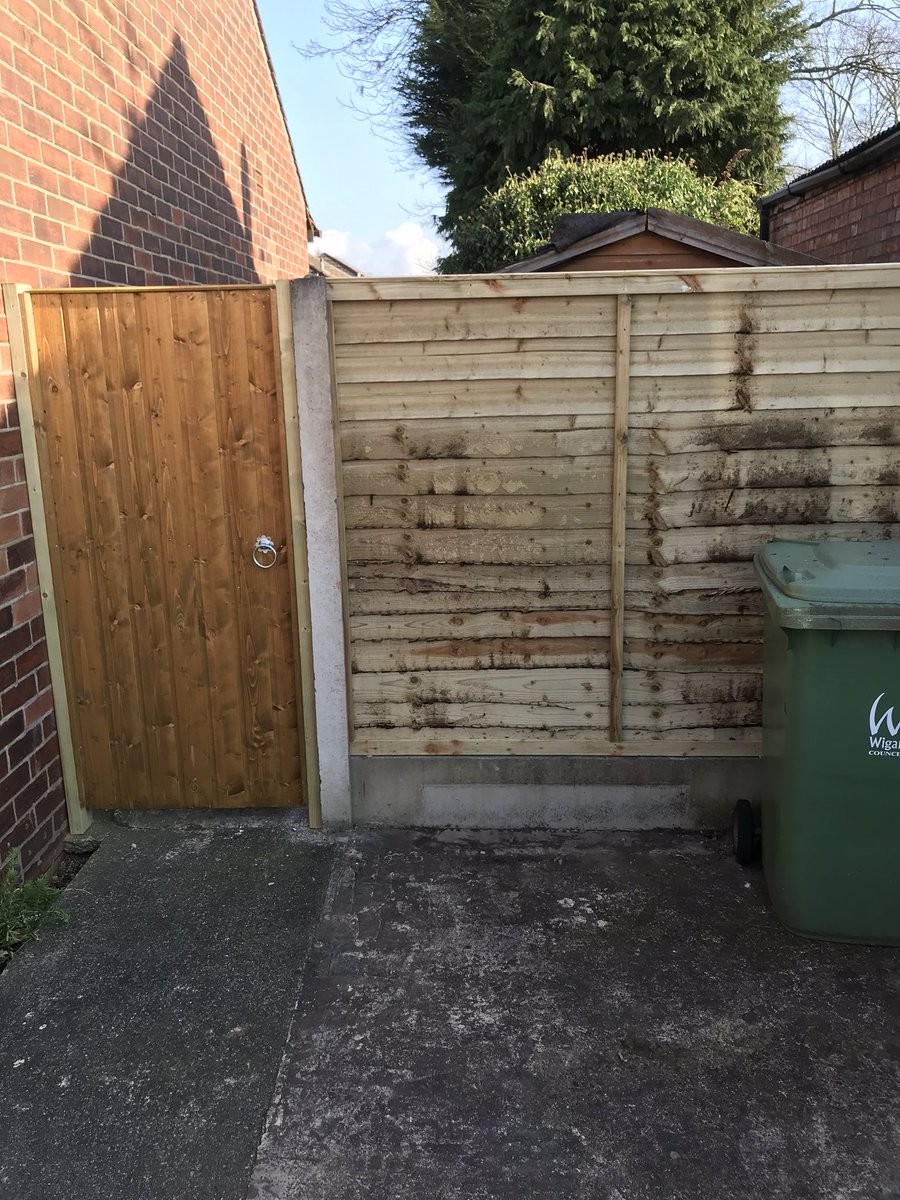 info_lpm's tweet photo. New gate and fence panel sorted for @daleallred today.his house is no secure and can gain access through both sides of the house #lpm #sgs https://t.co/yftDjxfuOT
