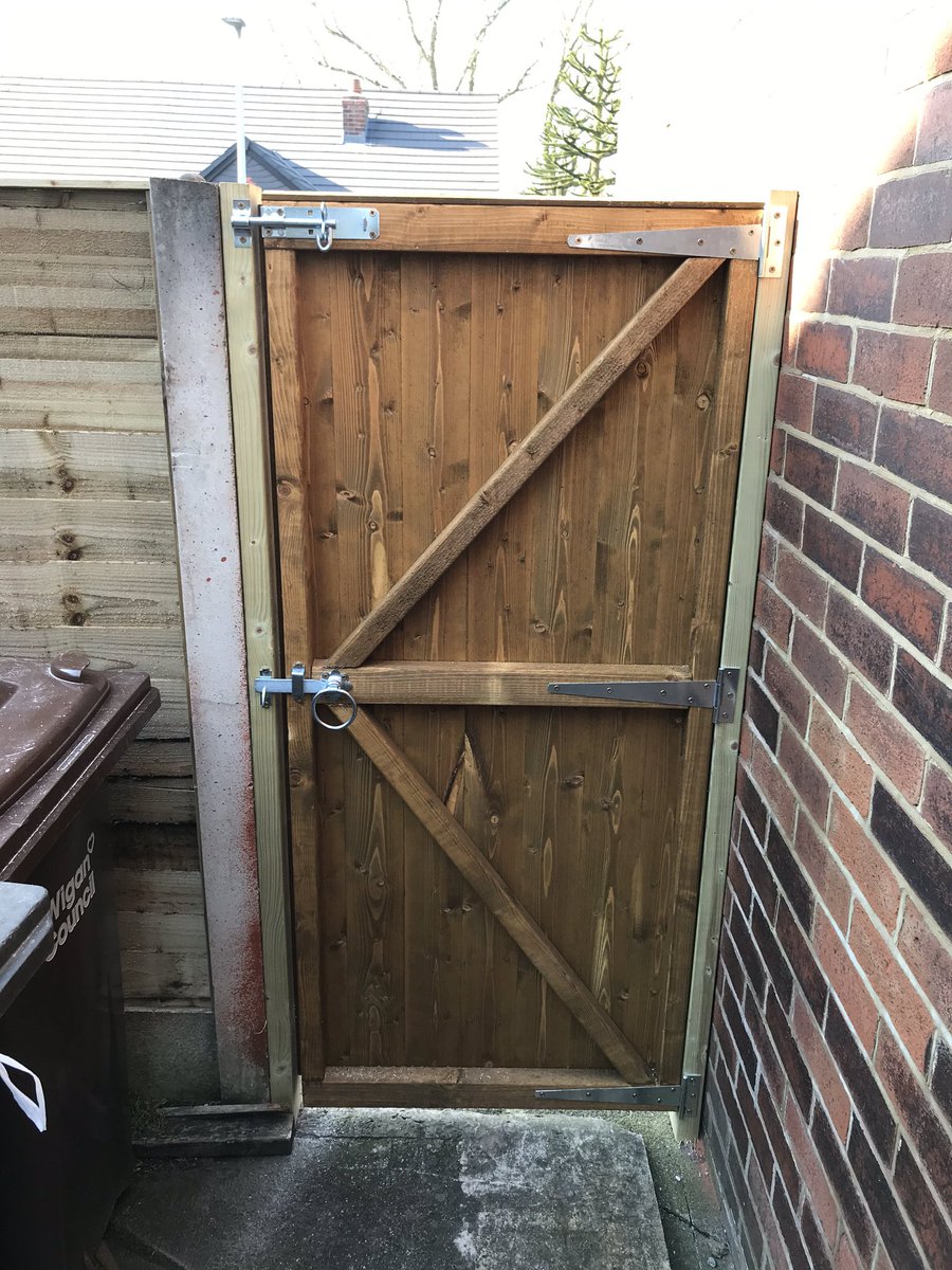 info_lpm's tweet photo. New gate and fence panel sorted for @daleallred today.his house is no secure and can gain access through both sides of the house #lpm #sgs https://t.co/yftDjxfuOT