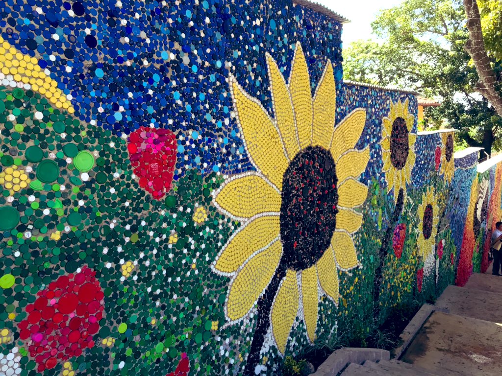 Inauguración en El Hatillo del primer mural ecológico de Venezuela. Una obra maestra del artista visual <a href="/olivarescfc/">Oscar Olivares</a> no solamente bellísima por sus colores, su diseño, su dimensión monumental pero también por el material utilizado 250 000 tapas de plástico reciclado en arte.