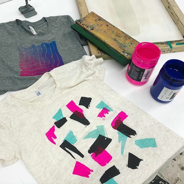 baltimoreprints's tweet photo. Learn to screenprint your own shirts in our T-shirt workshop this Monday, March 9, 6:30-9:30pm! Spots available, we’d love to see you! Sign up thru the link 👆🏼!
.
.
.
#screenprinting #bpsworkshop #print #tshirtprinting #baltimoreprintstudios #baltimorewo… https://t.co/qee6yMMPS5 https://t.co/0cFzGx3v0Z