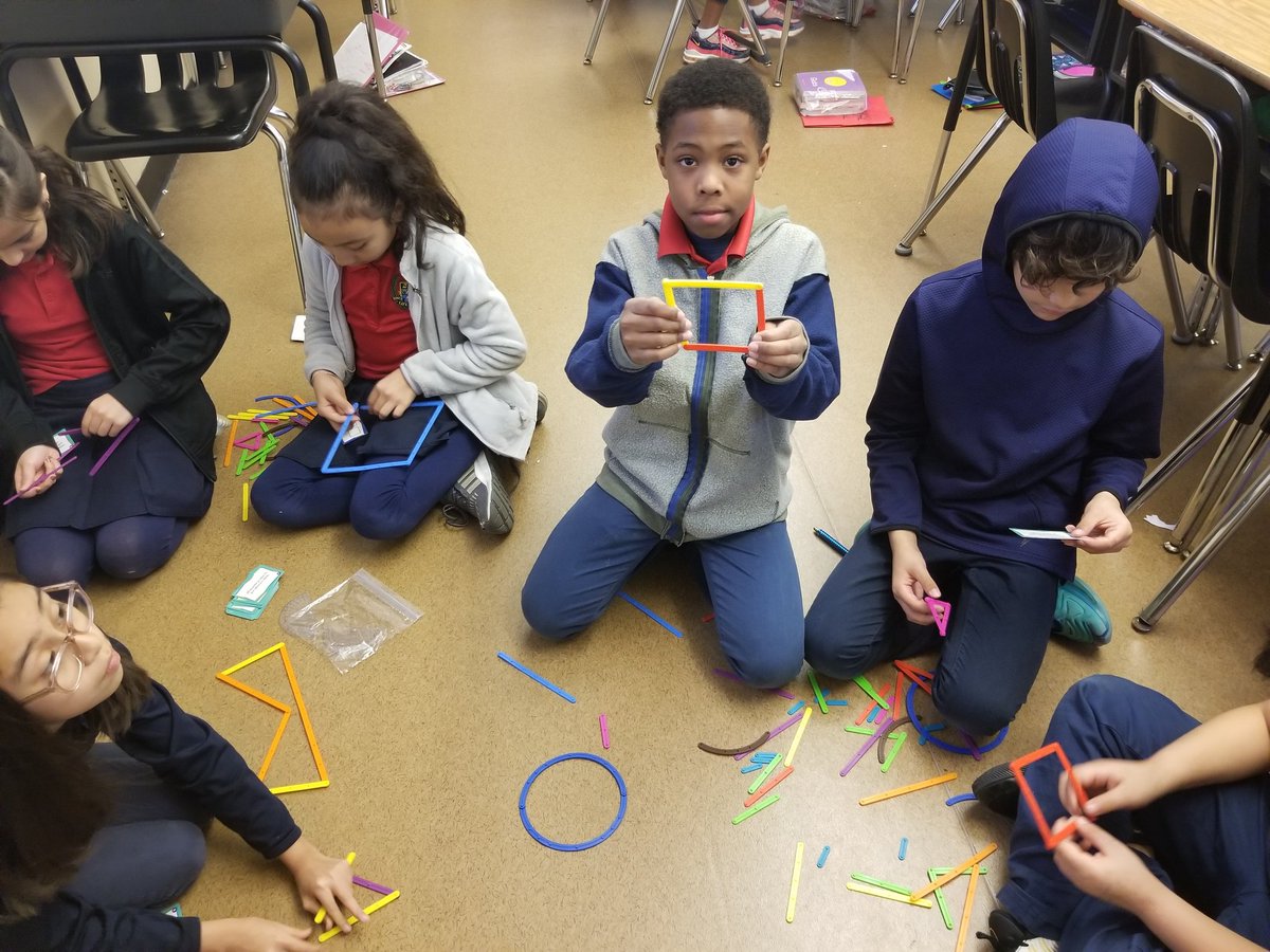 lmathews4th's tweet photo. Measuring and creating angles. #versatiles #protractors #geoboards #mathstacks #exploragons #collaboration #problemsolver #lsmustangs https://t.co/ndTf50JDlM