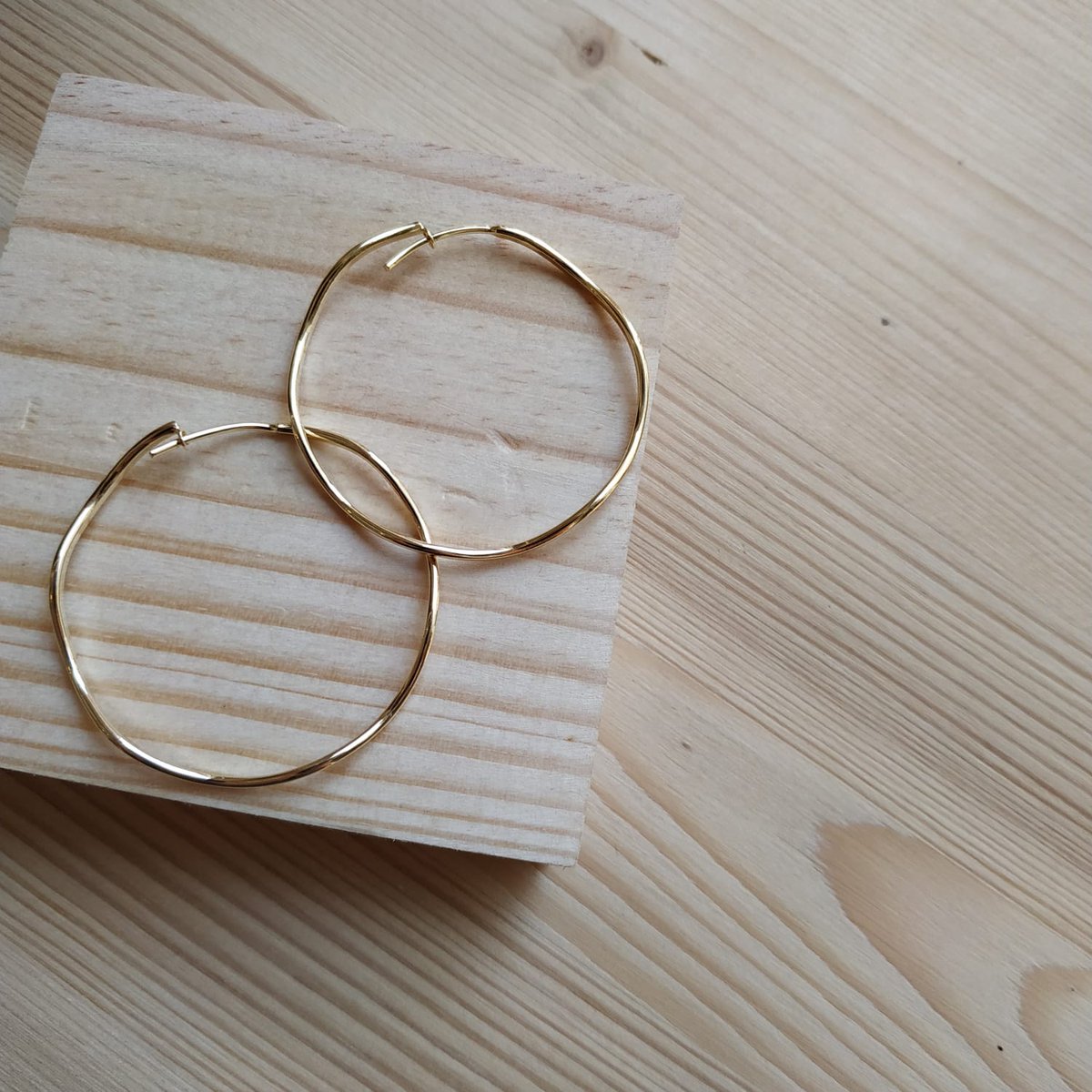 MariaLazuli's tweet photo. Pendientes de aro en zig zag con baño de oro de 18 k. Combinan con cualquier conjunto que te pongas. https://t.co/miTy1MNZYO  #marialazuli #joyas #diseño #pendientes #hechoamano #joyasdediseño #complementos #joyas #aros #diseñodejoyas https://t.co/feWLzzszNF