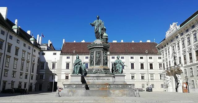 vienna_hosts's tweet photo. Irgendwie leer in Wien, gestern in der #hofburg beim Denkmal für Franz (Joseph Karl) II. (I.), letzter Kaiser des heiligen römischen Reiches Deutscher Nation und erster Kaiser von Österreich. https://t.co/PyEEzT3HhS
