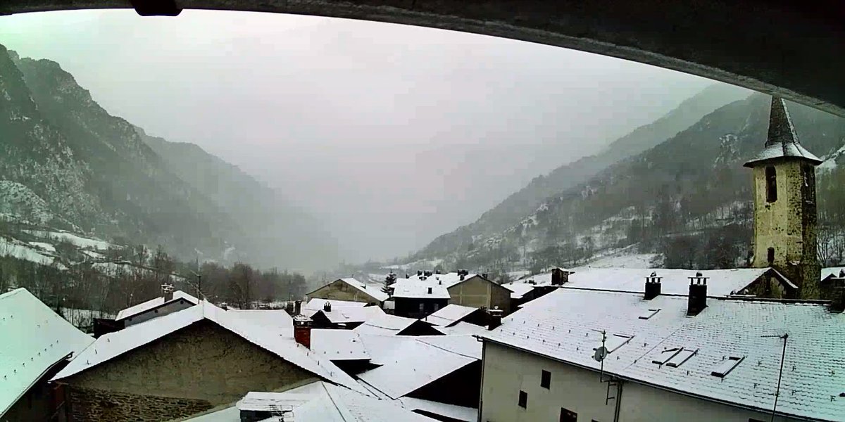 P4Estacions's tweet photo. Nevant ❄️ amb #gaaass a diversos punts del Pirineu 💪🏼
Ara apreta fort al Pallars Sobirà 👇🏼
LIVE🔴
▶️ https://t.co/71IYAHvPMH
#projecte4estacions https://t.co/CU4BEZI3d4
