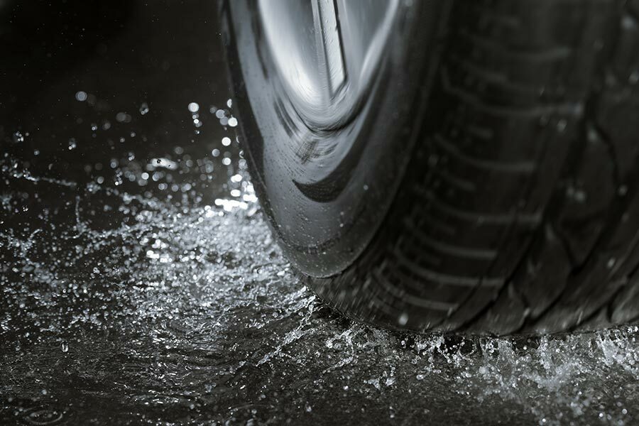 ReliableAuto_TX's tweet photo. Check out our latest article: How to Avoid Hydroplaning https://t.co/zyUhzUUyGm https://t.co/ZzgSGBuSpx