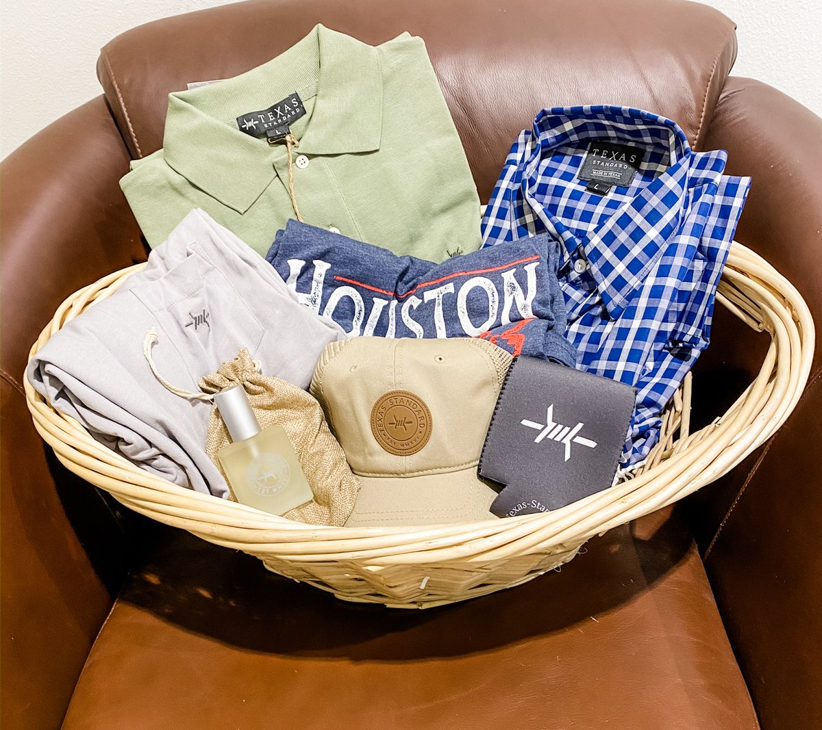 AustinTexasExes's tweet photo. Here are 4 of many amazing silent auction items we'll have tomorrow at our Texas Independence Day Celebration presented by F45 Training Domain! Make sure you get your tickets &amp; come hang out at The Brass Tap for great food, good beer &amp; even better company! https://t.co/OkgxLOjfNi https://t.co/s0VyDSTYtS