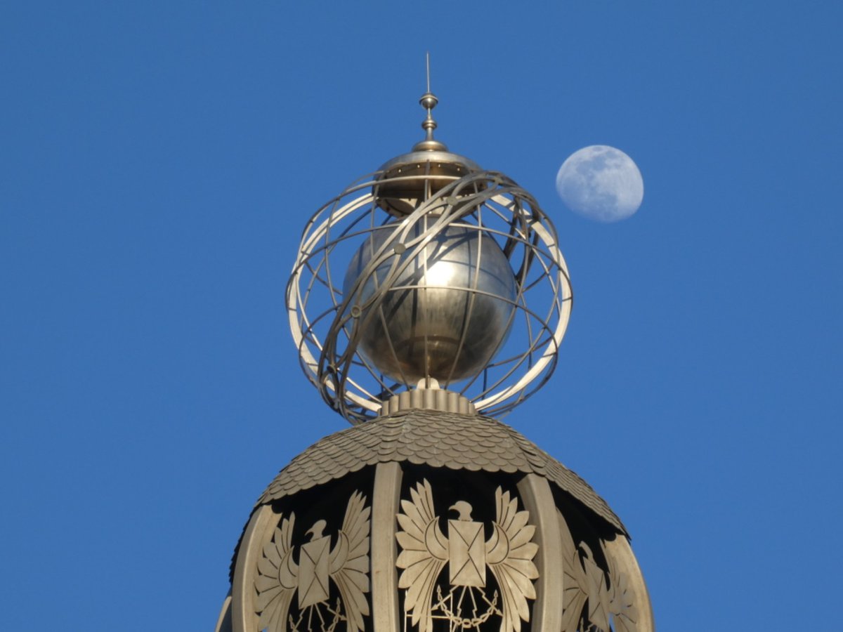 xusvalencia's tweet photo. La #Luna esta tarde en #Valencia #EdificioDeCorreos @apuntoratge @llobiols @jcfortea @AEMET_CValencia @Tiempo_Valencia @Valenciaturismo @love_valencia @valenciaturisme https://t.co/45nAHpSBWE