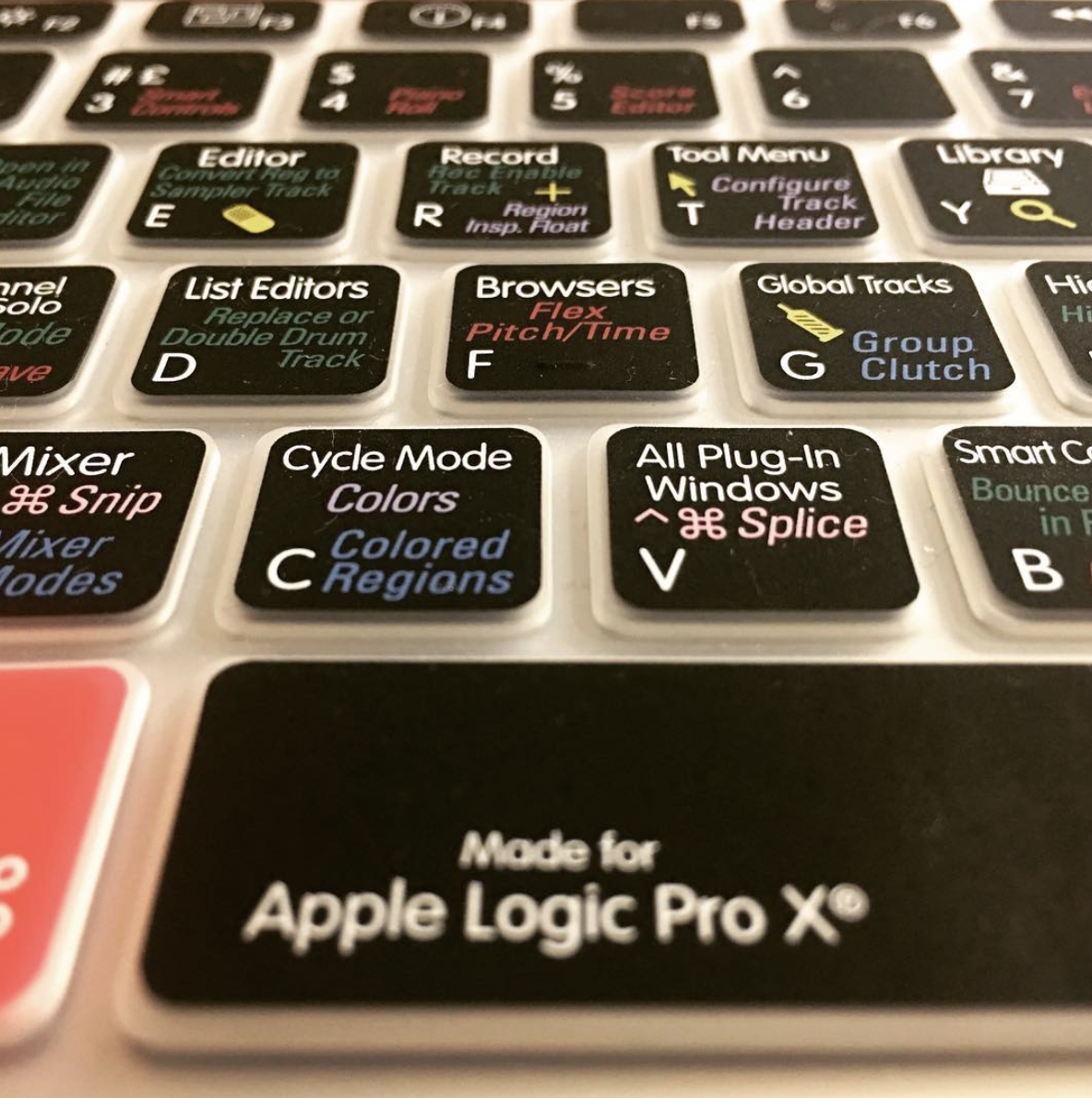 KBCovers's tweet photo. Your time is money, so don't spend it trying to memorize keys. Order your KBCover and get work done faster. 💰
.
#KBCovers #MacBook #AppleProductsOnly https://t.co/GIdL2ZwyS1