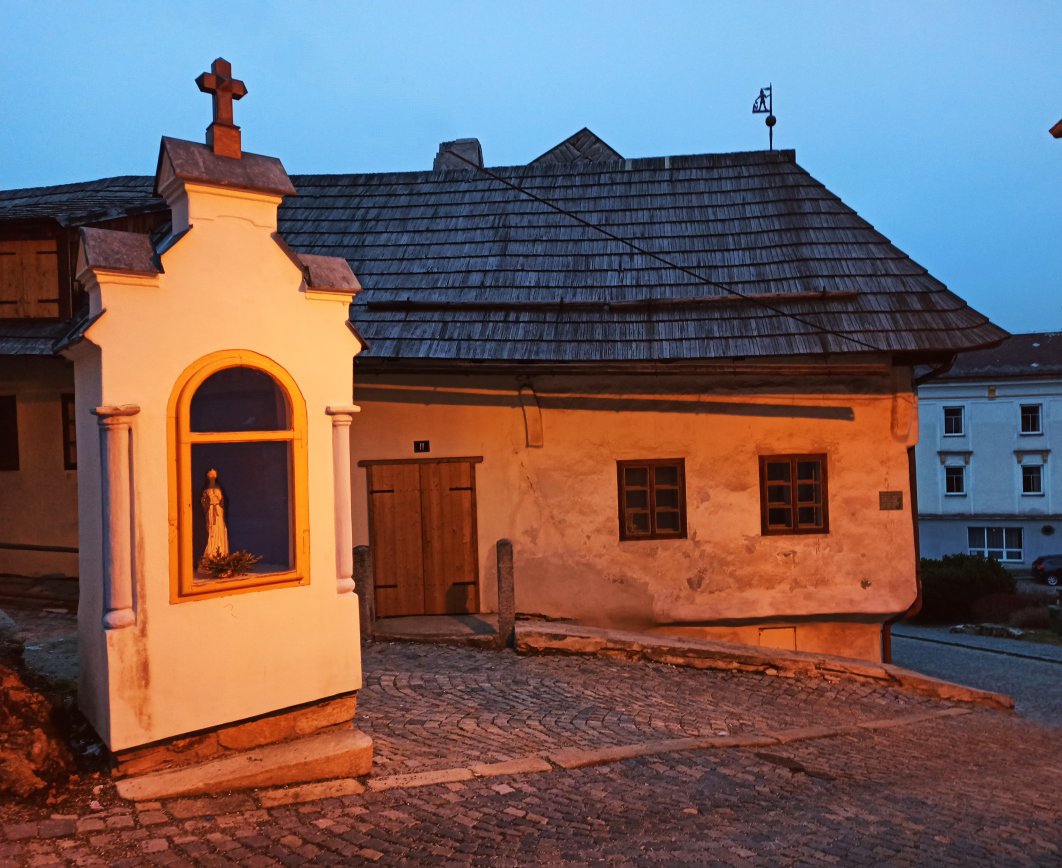 kutinonova's tweet photo. Na dobrou noc ještě několik fotek z #Vimperk. 
Když vidím ty investice do hradu Karlštejn, město Vimperk by je taky moc potřebovalo. Všechna zákoutí nejsou malebná a všimla jsem si několika zastaváren.

(Koho by to zajímalo, v odkazu další fotky).
.
https://t.co/arPpE1N2ro
. https://t.co/Ays6fMFU3n