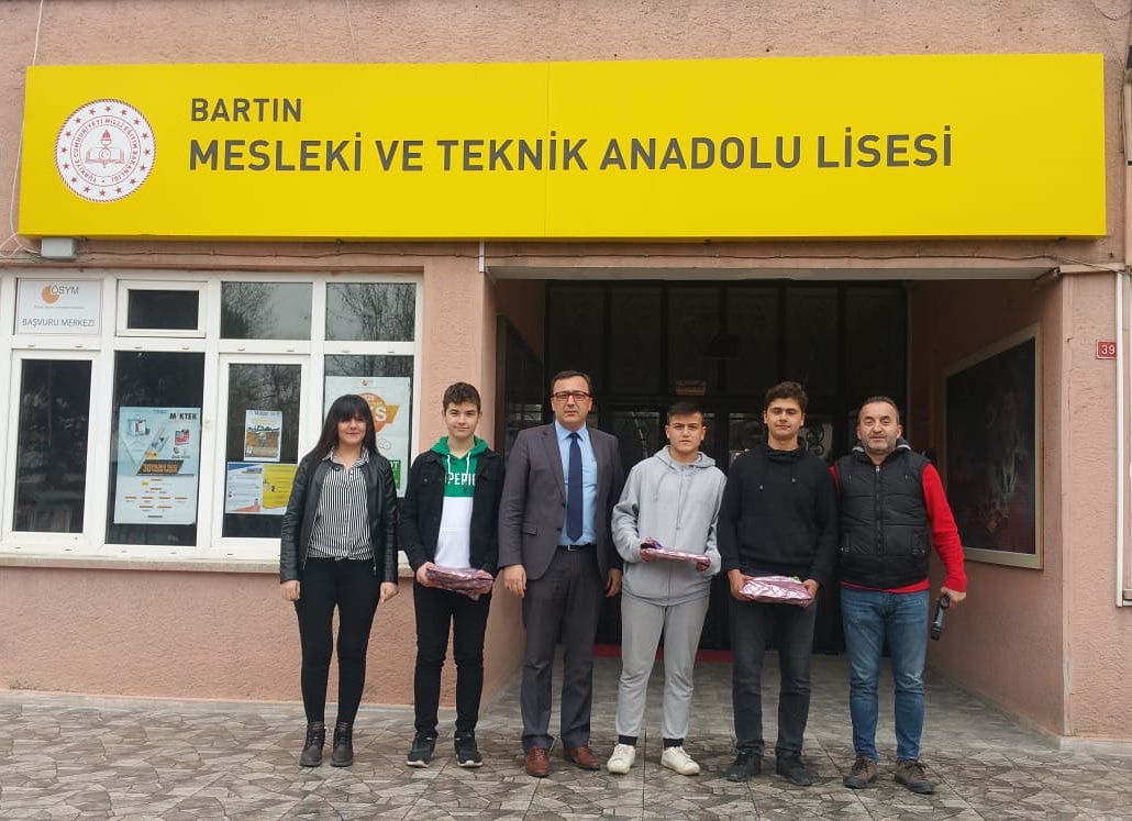 NMesleki's tweet photo. Ödüllü Soru Köşemizden 📚✏
Doğru cevap veren ilk 3 öğrencimize ödülleri verildi. @enderisikkent https://t.co/8AOiGXMXiR