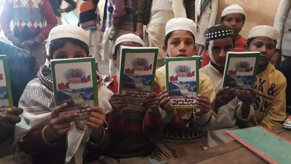 Rakesh71903776's tweet photo. #PopularBook
सद्गुरु संतरामपालजीमहाराज जी के ज्ञान से प्रभावित होकर समाज जागरूक हो रहा है। और सभी निःशुल्क अनमोल पुस्तकें मंगवा रहे हैं। 
क्या आपने ये पुस्तक पढ़ी? #GyanGanga_Book
अगर नही तो अभी इस न. पर पता सेंड करे और करे #जीने_की_राह आसान।
👇 https://t.co/FHB2pg3aMJ