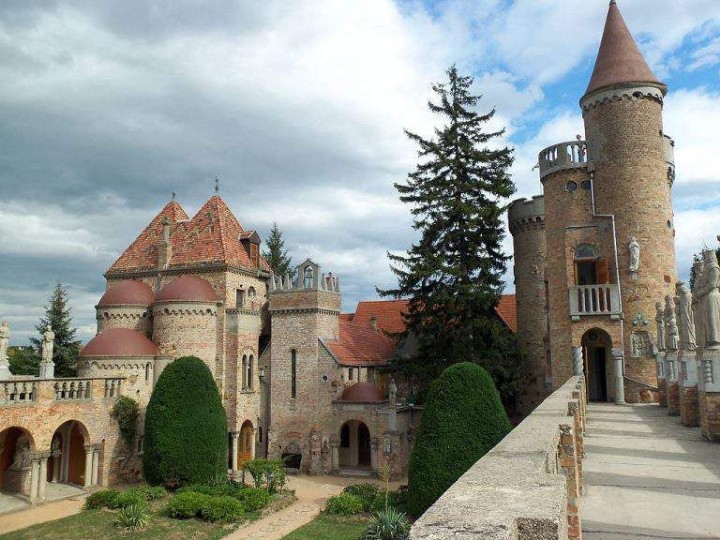 VineyardKapolna's tweet photo. #HungaryGuide: Székesfehérvár is ranked among the top 10 tourist destinations in Hungary 😊✨The Bory Castle is a lovely example of Hungarian symbolic #architecture 🇭🇺
➡️ #Székesfehérvár #Hungary #WhereToGoHUN #toplists
Read more
https://t.co/bKsiqQpY5V
Pictures https://t.co/906sznIk9c