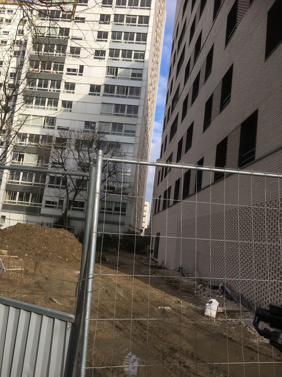 agnesbuzyn's tweet photo. La sécurisation des logements sociaux à Paris est une priorité : cet après-midi à la résidence Jean Cocteau dans le 18è, je l’ai assuré aux habitants ; ils sont inquiets, fatigués d’être laissés seuls face aux problèmes quotidiens que leur pose l’insécurité. https://t.co/CsLaX1F2vo
