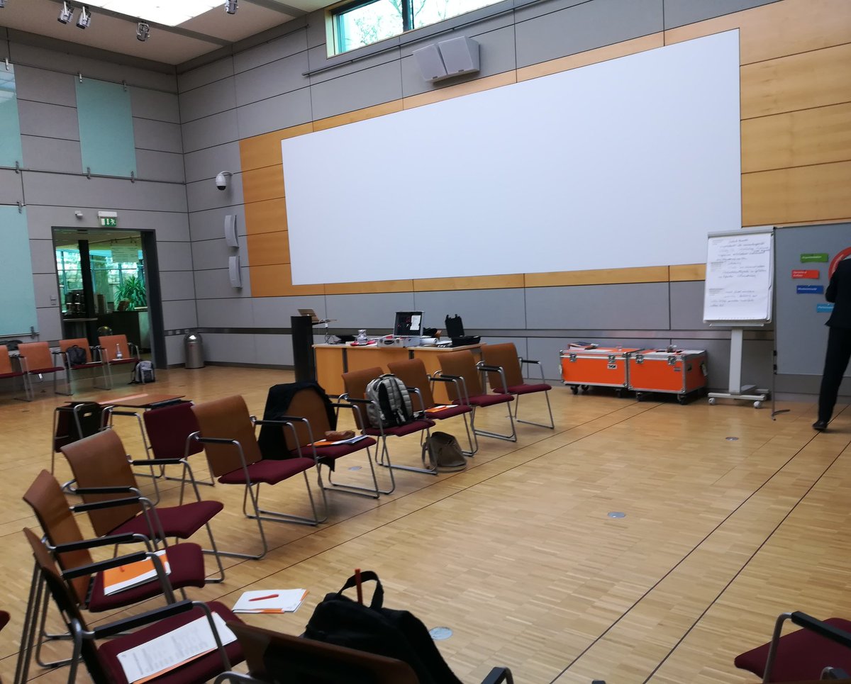 malte_ernst's tweet photo. Bereichernde Fortbildung zur Stärkung von Rethorik, Präsentationskompetenz und Performanz in den #MINT-Fächern beim #Multiplikatorentraining von @J_praesentiert im Studio der Villa Bosch Heidelberg #klaustschirastiftung @kleiner_HrJacob @komm_mach_mint @MINT_Zukunft https://t.co/M2GMLtHpn1