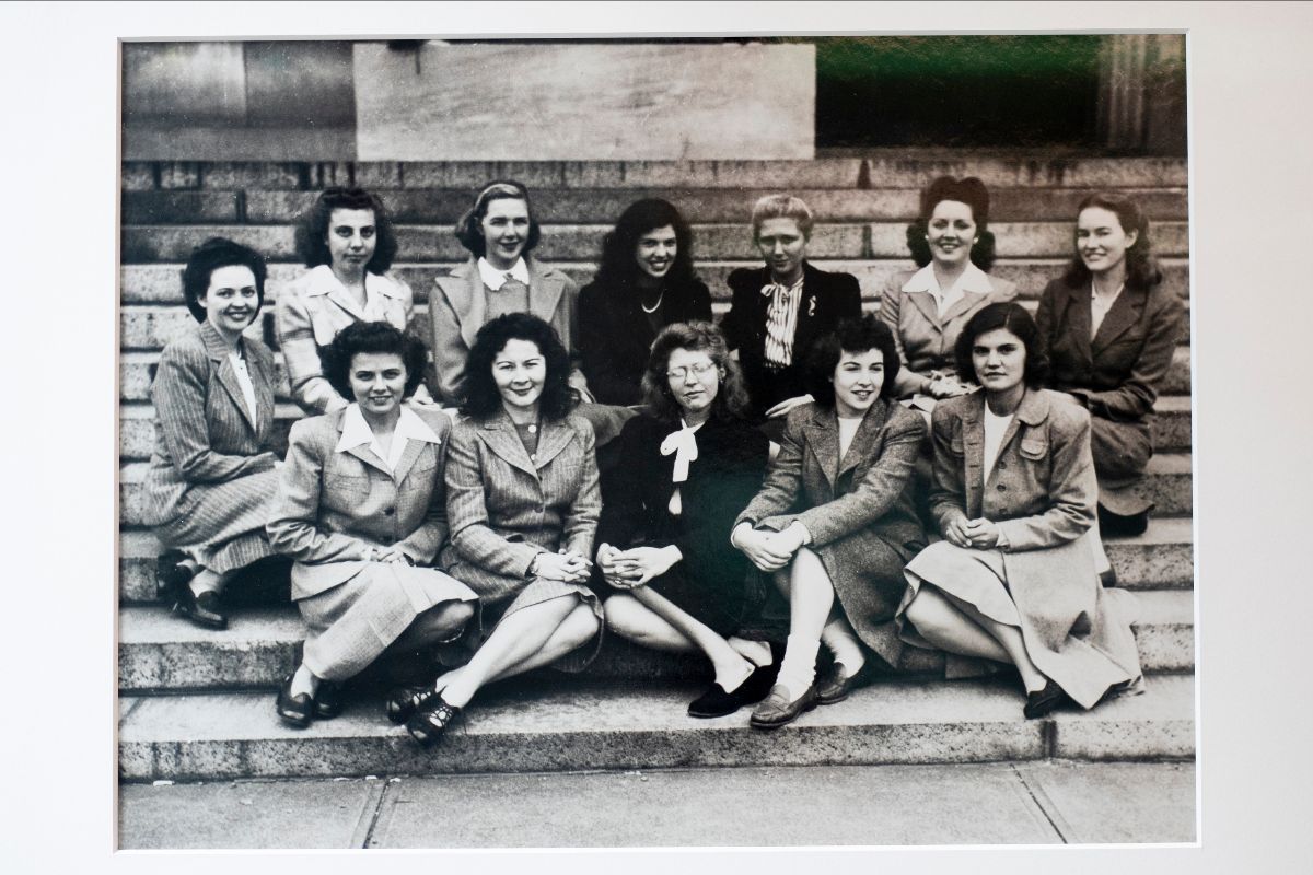 Harvard's tweet photo. This is the first class of women who were accepted to @harvardmed in 1945. https://t.co/5wrikyUnbG