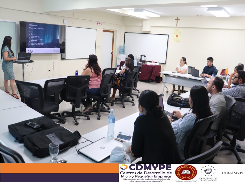 Asesores de CDMYPE y CONAMYPE, recibiendo capacitación sobre: formalización para empresas, impartida por Centro Nacional de Registro.

#capacitaciónformalizacióndeempresas #CNR