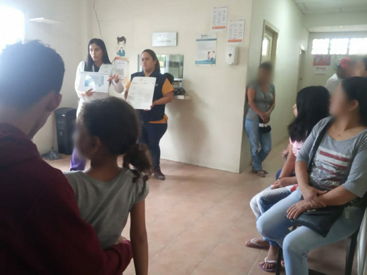 Salud_Guayas's tweet photo. #Distrito09D09 I Personal de Salud brinda Asesoría preventiva en enfermedades de la #EtapaInvernalEc y #Coronavirus como el correcto #LavadoDeManos en sala de espera a Usuarios externos #PuertoHondo #PuertasDelSol #Chongón #VíaALaCosta #SaludParaTodos #PrevenciónEsSalud https://t.co/xXlhRQPpQv