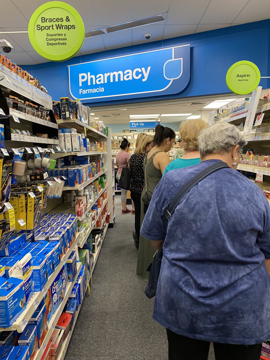 xandtrumpsuck's tweet image. @cvspharmacy haven’t moved in 15 min. Who knows where it begins/ends. This doesn’t include drop off line. I hate that #Caremark is forcing me to use cvs. My local @Walgreens would never let it get like this. #unfairinsurance #hialeah