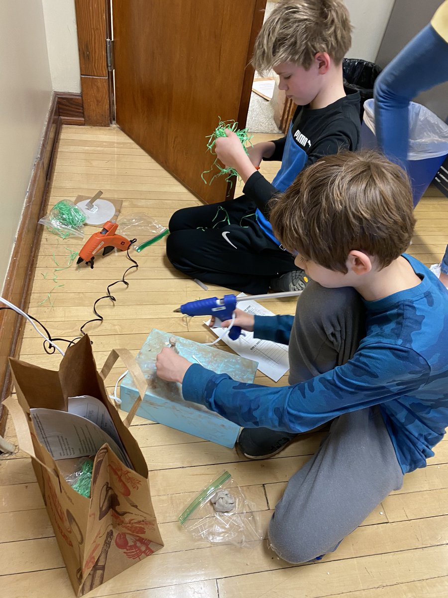 MrsRampenthal's tweet photo. Can’t wait to see what these artists create? Or are they historians? Engineers? Architects? #whatwillIB #SHMSlouisville https://t.co/Jcg9R6flVE