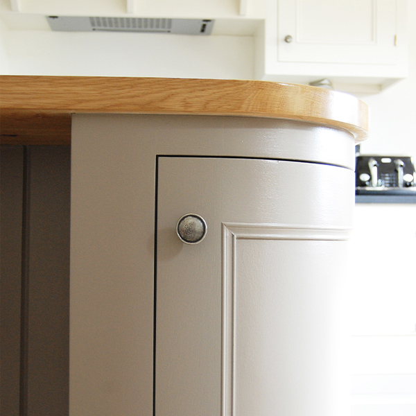 FourCornersUK's tweet photo. Each kitchen is unique; from the initial consultation and planning through to the cabinetry, preparation, delivery and fitting.

To find out more call 01789 279 818 📞 You can also email us at sales@four-corners.co.uk

#handcrafted #bespoke #interiordesign https://t.co/UXvQyyxrsA
