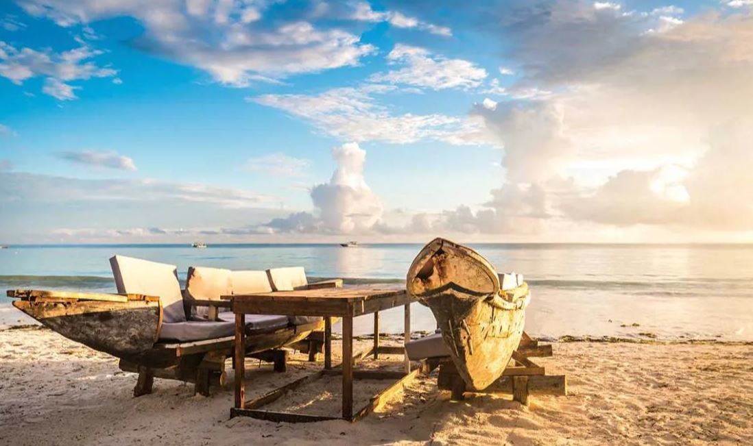 LookVoyages's tweet photo. C'est le #weekend ! On profite de la belle vue sur la plage à Zanzibar 💙😍 https://t.co/SkatGaqR5v #TGIF #travel #tui https://t.co/osekn5pUXi
