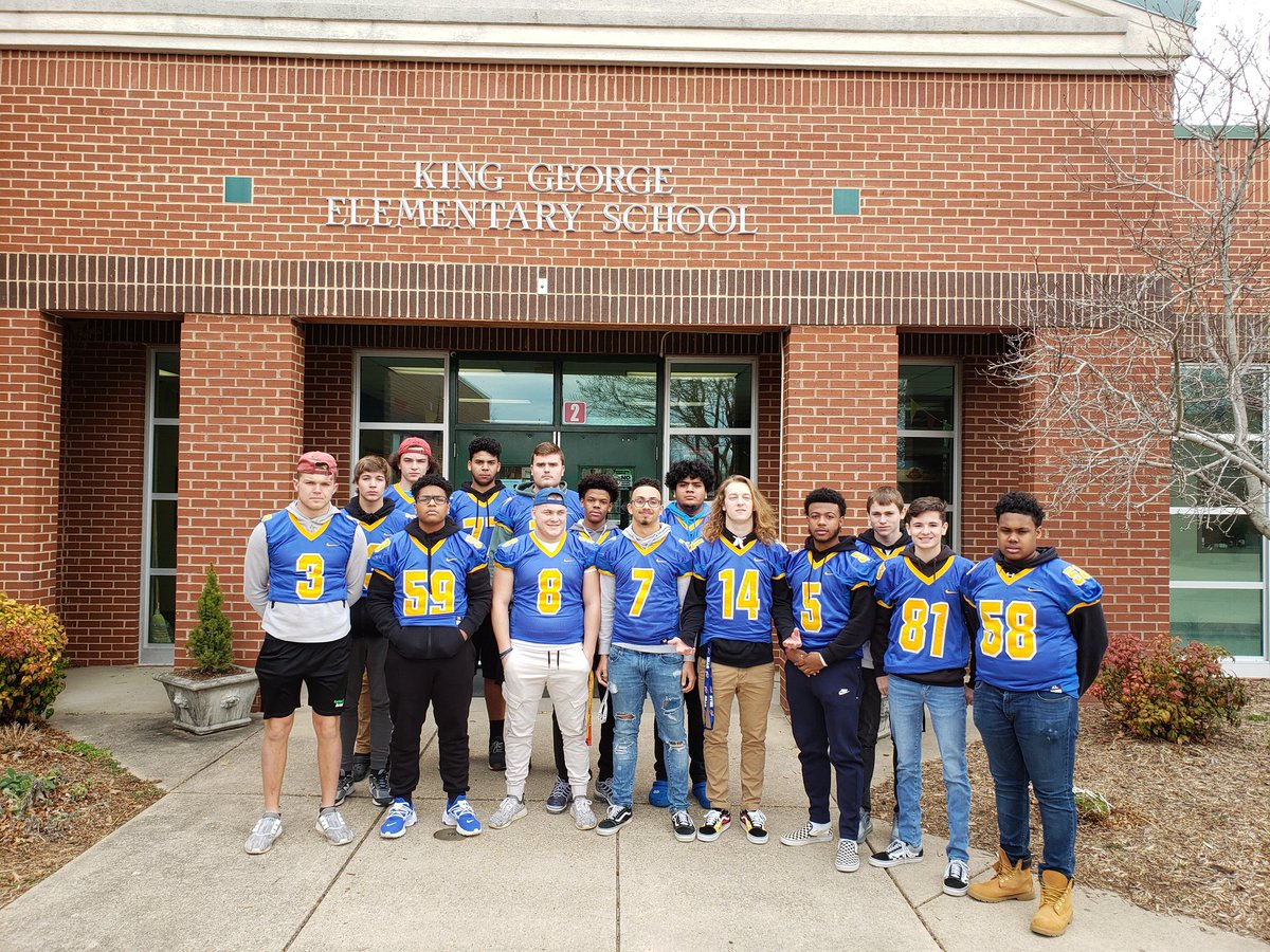 KingGeorgefoxes's tweet photo. Big thanks to these KG Football players for volunteering their time at KGES today and thank you to KGES for having us! #ReadAcrossAmericaWeek https://t.co/SUD8ojFJBU