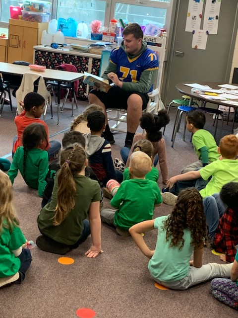 KingGeorgefoxes's tweet photo. Big thanks to these KG Football players for volunteering their time at KGES today and thank you to KGES for having us! #ReadAcrossAmericaWeek https://t.co/SUD8ojFJBU