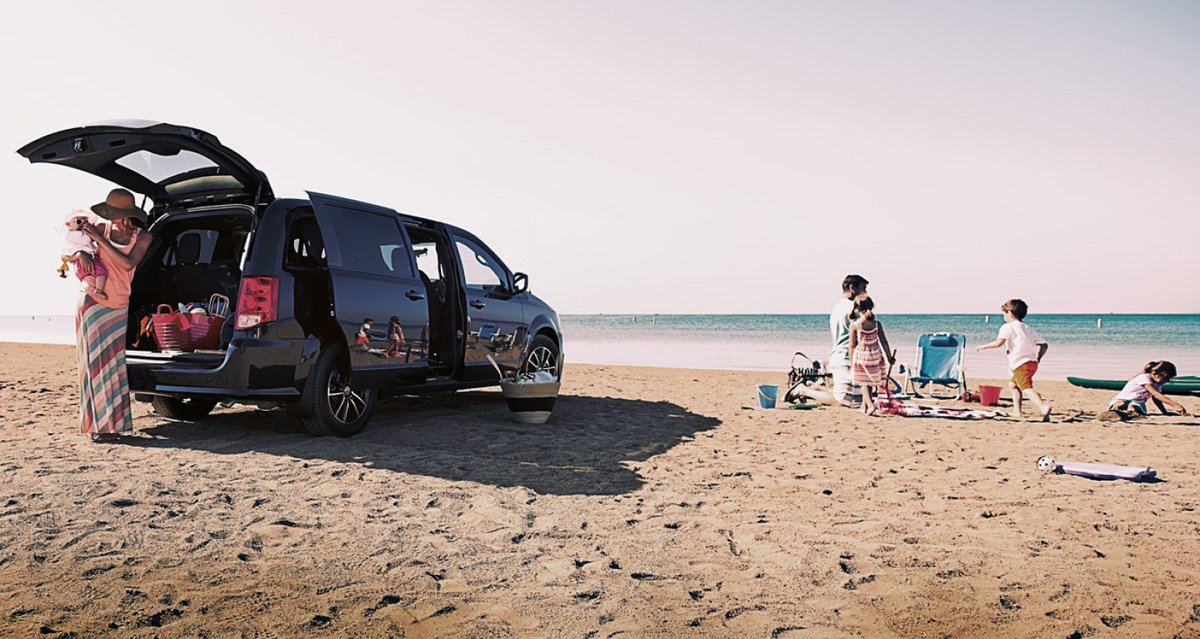 TeamChryslerON's tweet photo. The #Dodge #GrandCaravan offers a best-in-class storage system (based on the full-size #minivan segment). The kids, cargo, and even the dog can all fit comfortably! Shop Grand Caravan inventory here: https://t.co/BMFZprvfkL https://t.co/Qhjxl6wXyG