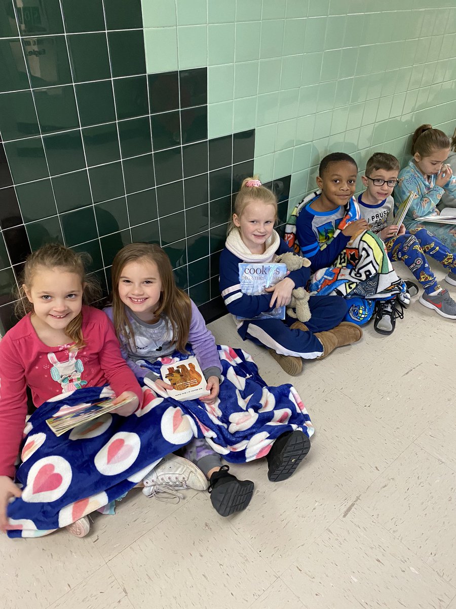 JaniceCirone's tweet photo. Nothing like pajamas and a good book on this rainy Friday! Keep reading Oakview! #ReadAcrossAmerica2020 @OVELEM @wdeptford https://t.co/MmEt5S2rbT