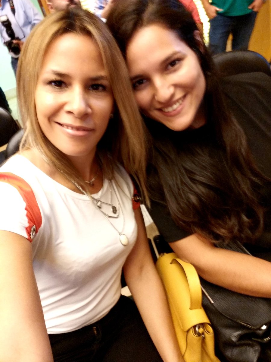Valeria59534604's tweet photo. Participando del conversatorio abierto #Verbos del postdigitalismo a cargo 👉Dr. Hugo Pardo Kuklinski
#en pos a los cambios disruptivos que se vienen!!! #Ministeriode Educación #Subsecretaria de ETP 🙋♀️🙋♂️. @prensa_camara @gobmisiones @misioneseduca @jalbertogalarza @Hugo_pardo https://t.co/K9fW7e1kt1