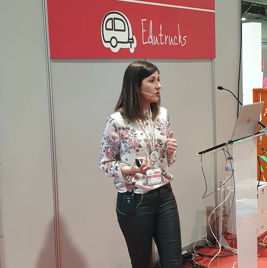 miranosyunete's tweet photo. En @miranosyunete tenemos la suerte de oír, se tira y aprender de @aprendiendojuntos.blog y hoy en @ifemaferiademadrid en el #CongresoRed2020 #MYURED2020 #Interdidac2020 ha estado para tod@s. https://t.co/6eIy2wsY6k