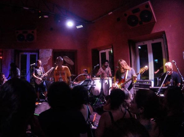 Sobre ontem à noite... Foi demais, foi bonito, como sempre é no Ocidente Acústico. Valeu todo mundo que esteve com a gente em mais um show épico no Bom Fim.
Foto: Luiz Daniel Barbosa Maques