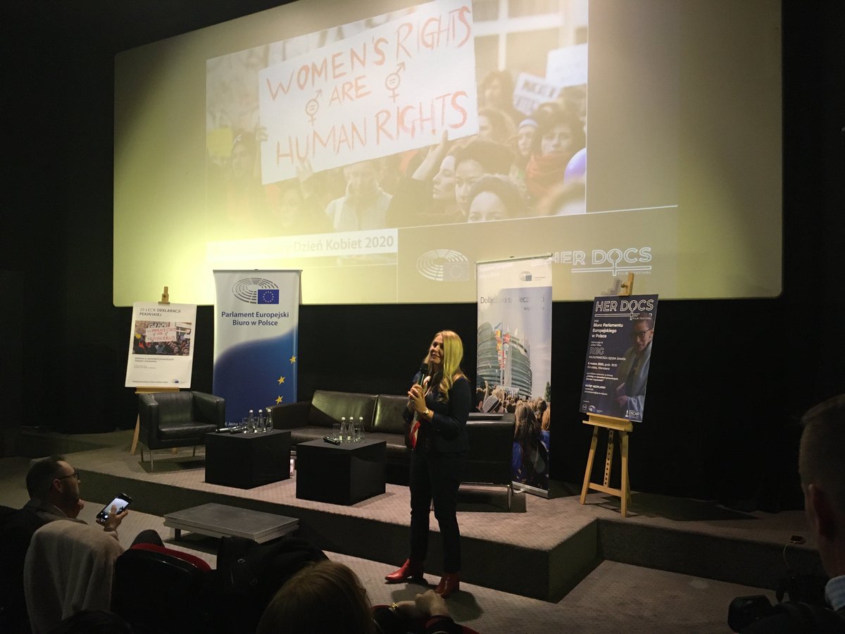 PE_Polska's tweet photo. Rozpoczęliśmy dyskusję “Kobiety w zawodach prawniczych. Szanse i wyzwania” w #Kinoteka❗️ ♀️⚖️ Wydarzenie otworzyła @elukacijewska, członkini Komisji Praw Kobiet i Równouprawnienia Parlamentu Europejskiego. 🇪🇺 #IWD2020 #InternationalWomensDay #herdocs https://t.co/RSmXVhxP4X