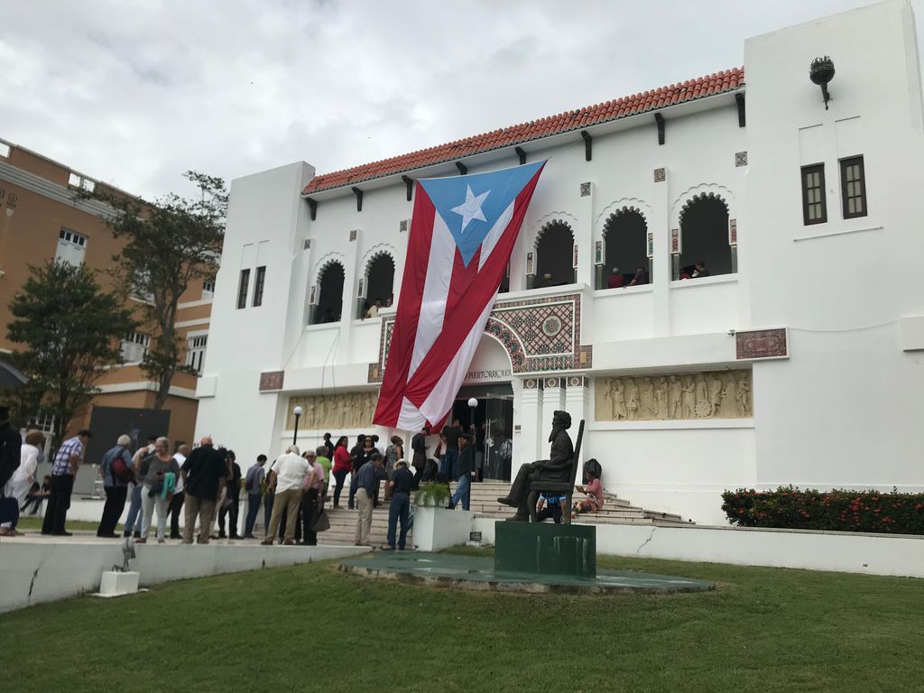 ¡El pueblo honra a un patriota!