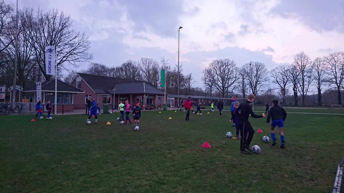 Vandaag de eerste van 4 techniek trainingen van <a href="/CIOSHvnLwdn/">CIOS H'veen L'warden</a> Mart  Westerbeek. Bij <a href="/WackerDeWijk/">WackerDeWijk</a> <a href="/WIJC_voetbal/">WIJC-jeugdvoetbal</a>  #jeugdvoetbal