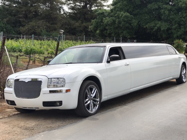 elitelimosinc's tweet photo. SUV limousines are only available in two sizes – the 140-inch, carrying 14 passengers and the 200-inch, carrying up to a whopping 24 passengers. #elitelimo #limofacts https://t.co/hEm8aT5aEk