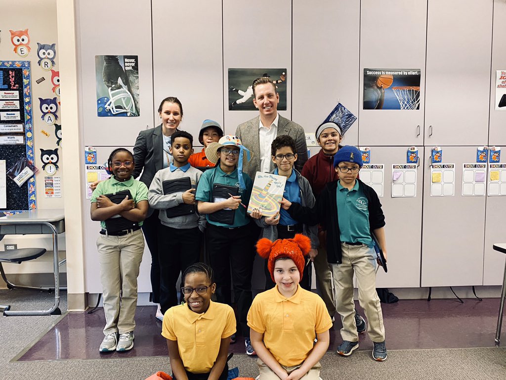 PeirsonsPupils's tweet photo. Finished out #ReadAcrossAmericaWeek with a very special guest reader! Thank you @Peirson7 for reading and sharing with us! https://t.co/r9CklFbTJ0