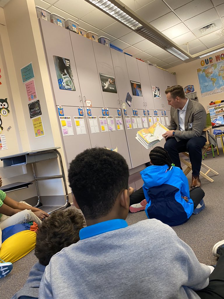PeirsonsPupils's tweet photo. Finished out #ReadAcrossAmericaWeek with a very special guest reader! Thank you @Peirson7 for reading and sharing with us! https://t.co/r9CklFbTJ0