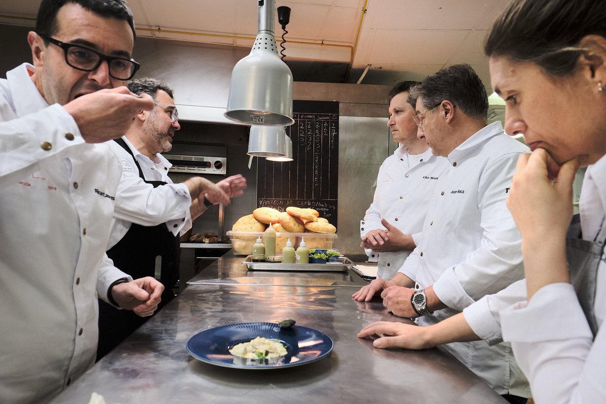 carlosms1568's tweet photo. Los 5 “artistas” de una noche para “recordar” en la primera cena del 40 Aniversario de la “montaña magica” @Lescaleta ...Me dijo mi querido  @kikomoyachef que dentro de la cocina todavía hubo más “magia” que en las mesas..😜 https://t.co/J3cNBTR9ol