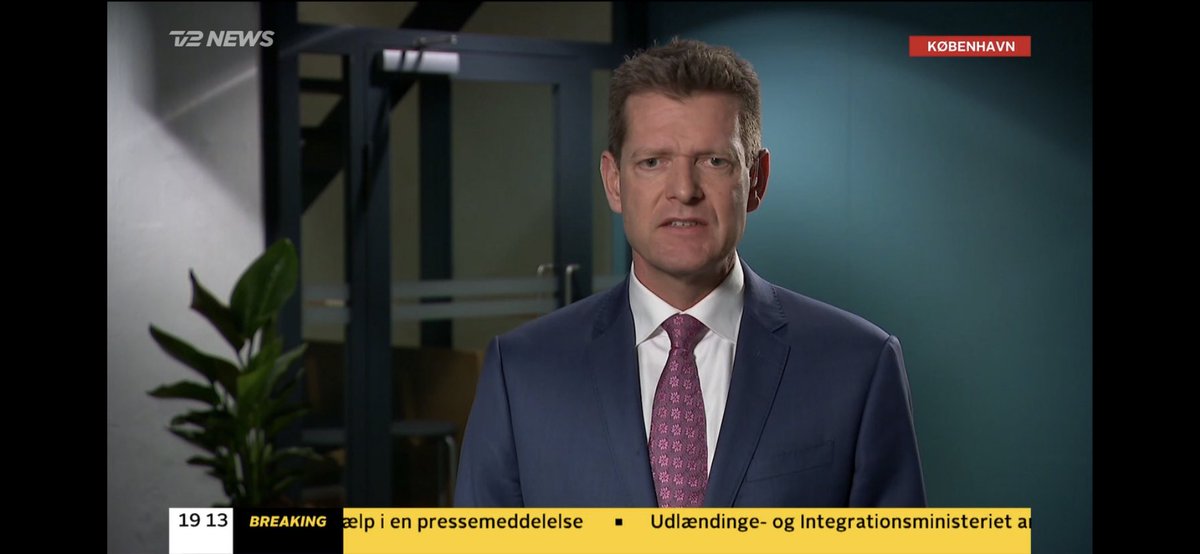 KarenStaehr's tweet photo. “Holde afstand uden at tage afstand” sagde @SSTbrostrom i interview @tv2newsdk. Jeg er fan af @SSTbrostrom ☺️ #COVID19 https://t.co/kRZrwSUAXY