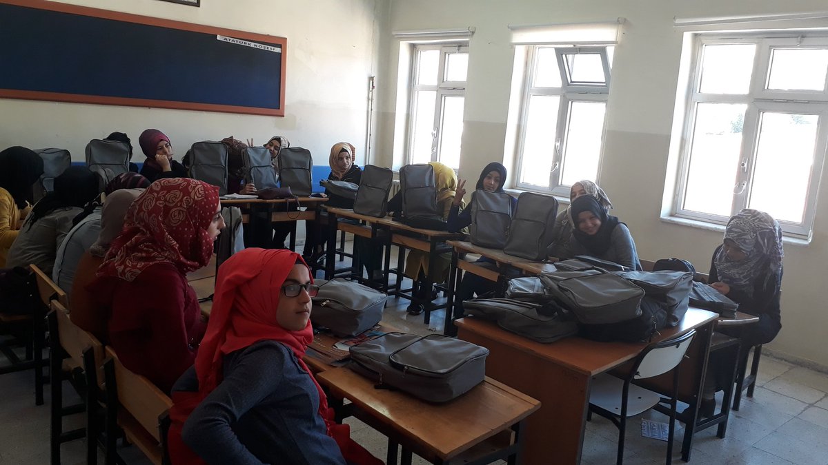 ZhalKANTAR4's tweet photo. #HepSizeMinnettar      
  @bora_civan  
Sizi asla unutmayacağız biz ve öğrencilerimiz https://t.co/SWNACm7Dlq