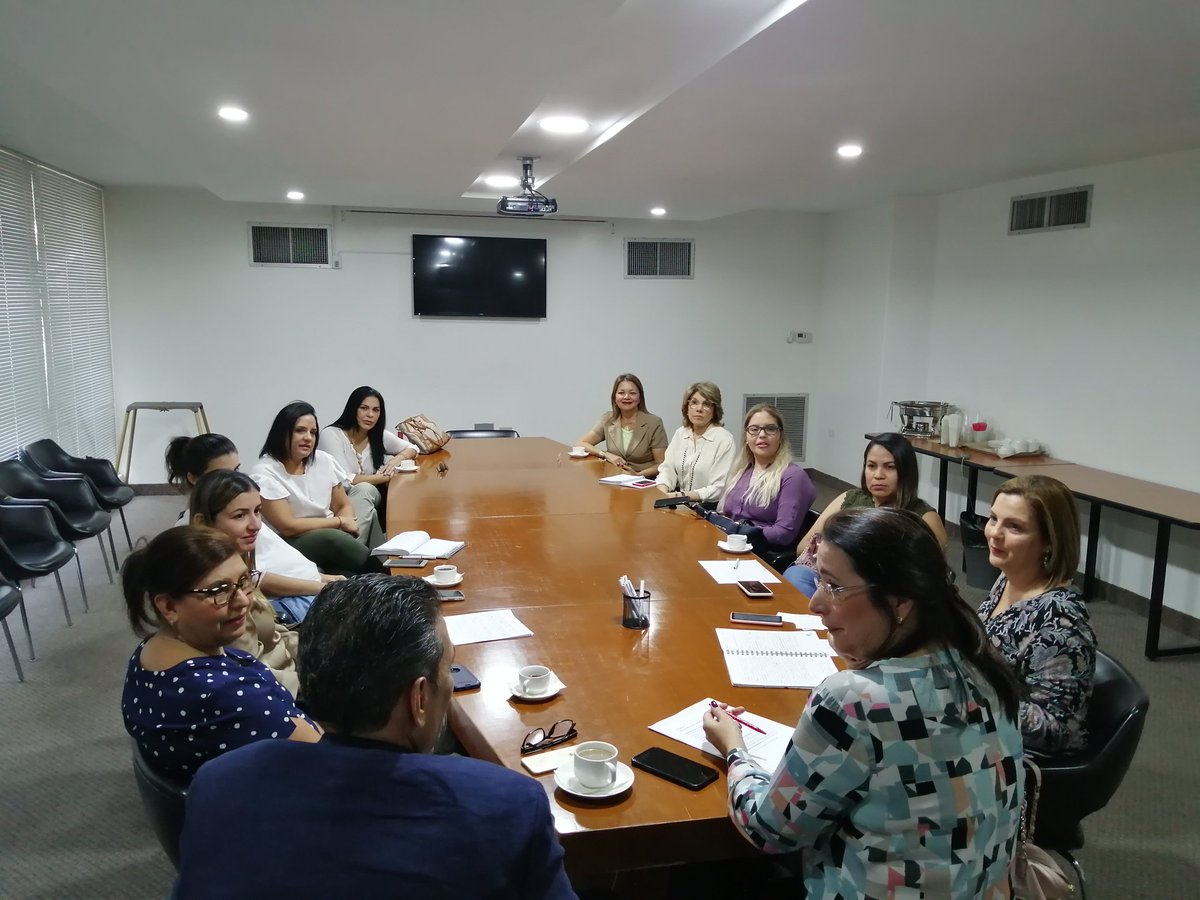 camaramaracaibo's tweet photo. #6Mar la expresidente de la @camaramaracaibo, @amaya_briner1 en compañía del #Pdt3 @ezioangelini sostuvieron una reunión previo al #FOROAVEM de @avemujeres para coordinar la dinámica y la logística de la actividad que se llevará a cabo el próximo #11Mar en nuestra sede gremial. https://t.co/SYevUFNNzN
