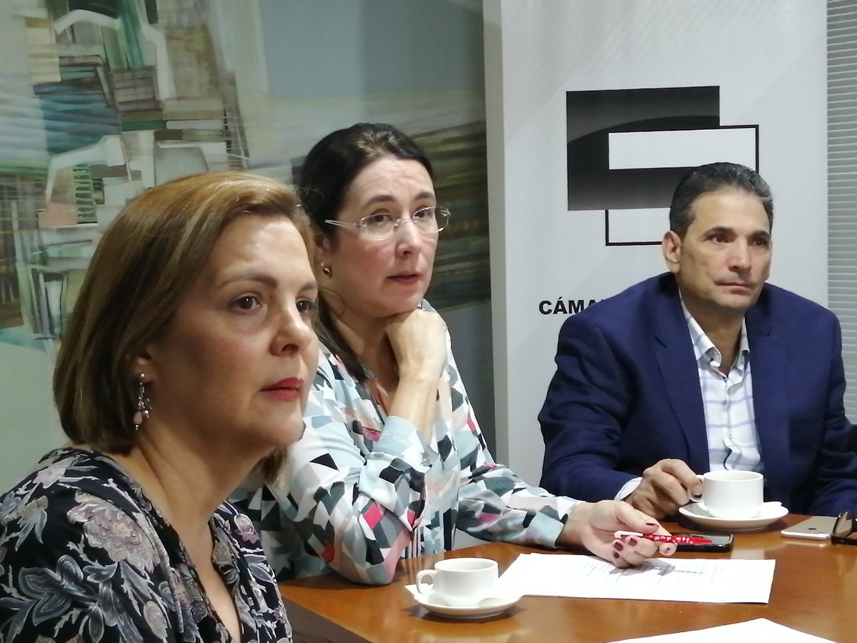 camaramaracaibo's tweet photo. #6Mar la expresidente de la @camaramaracaibo, @amaya_briner1 en compañía del #Pdt3 @ezioangelini sostuvieron una reunión previo al #FOROAVEM de @avemujeres para coordinar la dinámica y la logística de la actividad que se llevará a cabo el próximo #11Mar en nuestra sede gremial. https://t.co/SYevUFNNzN