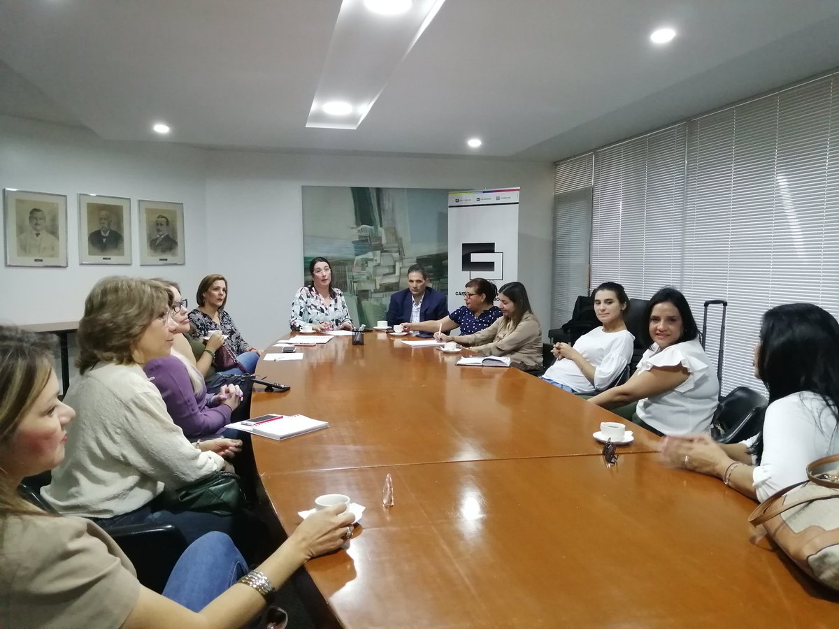 camaramaracaibo's tweet photo. #6Mar la expresidente de la @camaramaracaibo, @amaya_briner1 en compañía del #Pdt3 @ezioangelini sostuvieron una reunión previo al #FOROAVEM de @avemujeres para coordinar la dinámica y la logística de la actividad que se llevará a cabo el próximo #11Mar en nuestra sede gremial. https://t.co/SYevUFNNzN