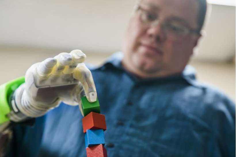 correio's tweet photo. Evolução: cientistas desenvolvem mão robótica com precisão refinada https://t.co/Z5OMVPzJ5T https://t.co/1Ga1VPoMXg
