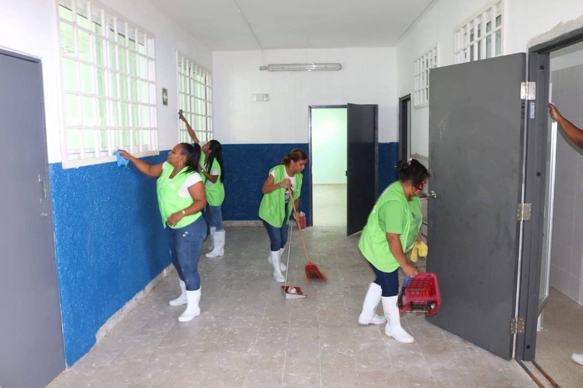 MinGobPma's tweet photo. 👉 Privadas de libertad del CEFERE del programa de resocialización #Extramuro realizan limpieza en el Instituto Fermín Naudeau, como parte del Plan Nacional de Mantenimiento "Unidos en mi Escuela'. #UnidosLoHacemos https://t.co/Xi84Pf2f0v