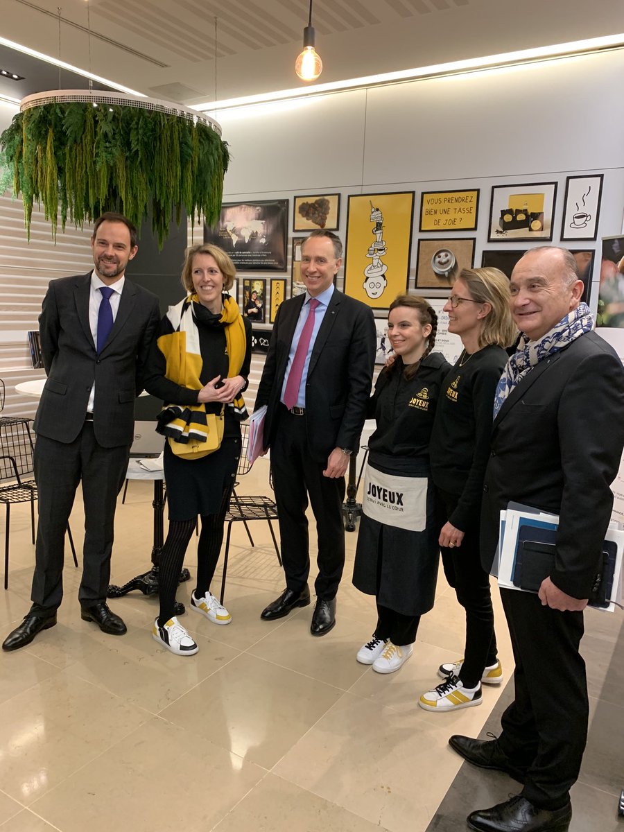 Inauguration chez ⁦<a href="/AXAFrance/">AXA France</a>⁩ d’un corner ⁦<a href="/cafejoyeux/">Café Joyeux</a>⁩ : joie, et fierté de soutenir cette belle entreprise qui offre un travail aux personnes avec handicap mental #AXAAtoutCoeur ⁦<a href="/thomasbuberl/">Thomas Buberl</a>⁩ ⁦<a href="/Jacques2Peretti/">Jacques de Peretti</a>⁩