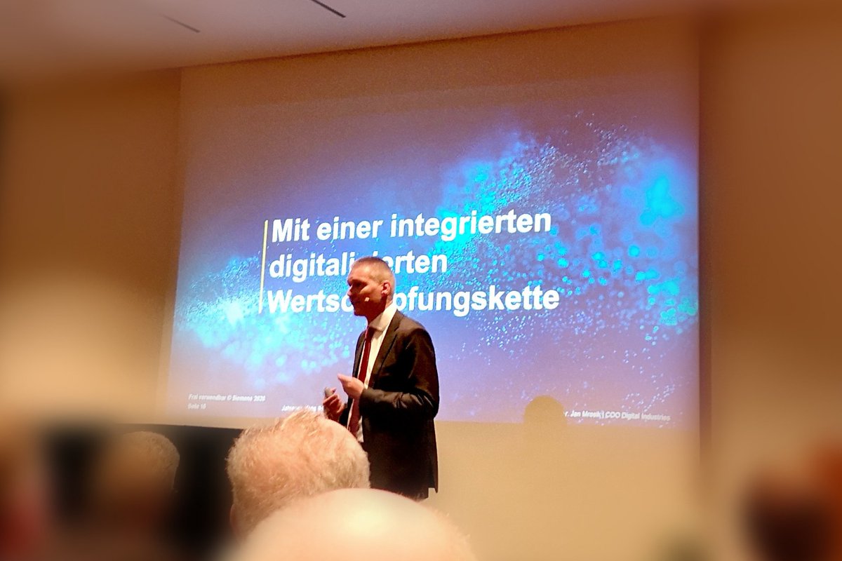 OliverMucha's tweet photo. Thanks to @JanMrosik for your informativ speech at the #IHK annual reception. The digital future has already begun! 

#IIoT #digitization #digitaltwins #additivemanufacturing #artificialintelligence #5g #doepicshit #planbgmbh #thedigitalproductfactory https://t.co/O9d2npfz8z
