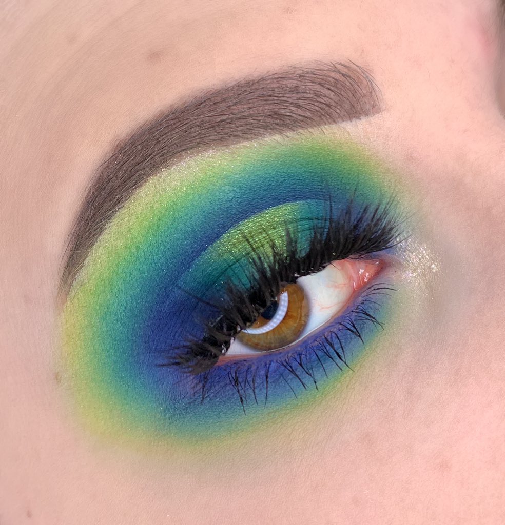 emilymuartistry's tweet photo. Inspo: @shineshadows1 

@MorpheBrushes James Charles palette “socialblade” “bee” “cola” 
@JeffreeStar blue blood palette “undertaker” “blue Monday”
@ABHcosmetics @norvina1 mini pro palette vol.2 “B3” “C2”, brow wiz “dark brown”, clear brow gel, dream glow kit “magic” “sunshine” https://t.co/GO1vV3jqco